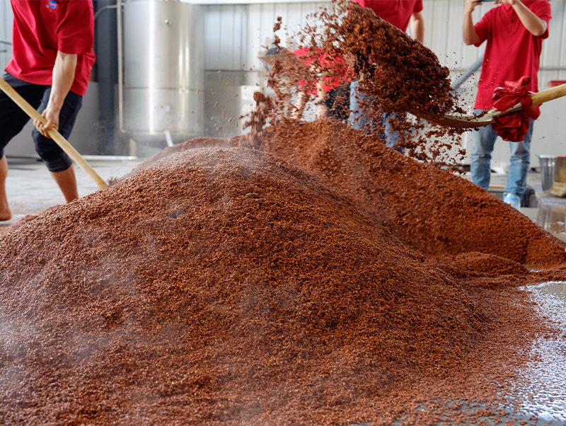 醬香釀酒現(xiàn)場(chǎng)